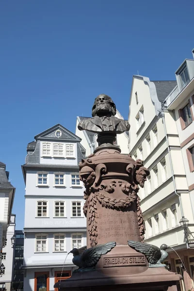 フランクフルトの新旧市街は再建された歴史的なホーとメインです。 — ストック写真