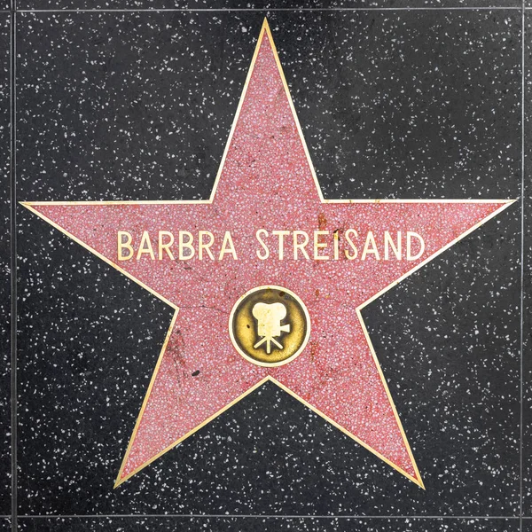 Barbra streisa 로 유명세를 얻은 할리우드의 거리에 있는 별의 근접 사진 — 스톡 사진