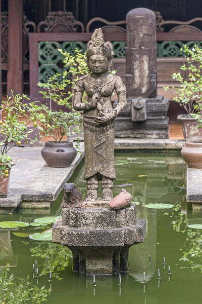 Estatua en el Museo Kukrit jalá Heritage Home en Bangkok — Foto de Stock