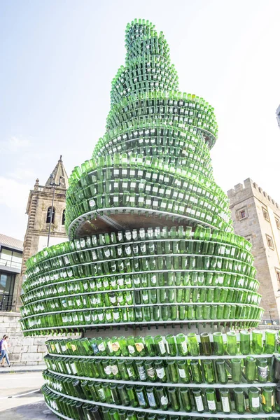 Monument gemaakt met cider flessen in Gijon, Spanje — Stockfoto