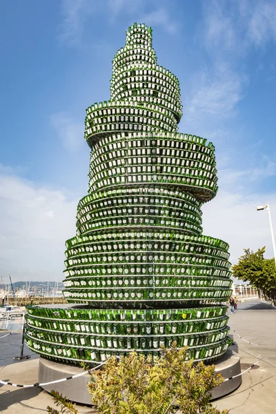 Monumento feito com garrafas de sidra em Gijon, Espanha — Fotografia de Stock