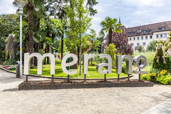 Vislumbre do centro histórico de Merano com Merano em metal le — Fotografia de Stock