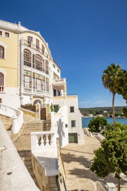 Mahon kıyısındaki güzel villa