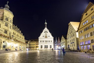 Almanya 'nın Rothenburg ob der Tauber şehrinin gece görüşü.