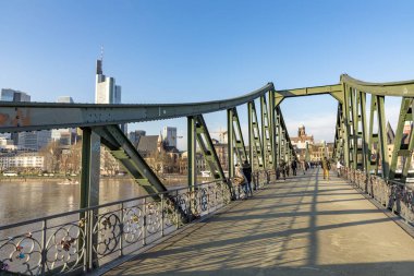 Frankfurt am Main 'in yaya köprüsü ile panoramik görüntüsü