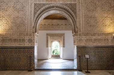 Tavan ve duvardaki eski desen. Yeniden dekore edilmiş