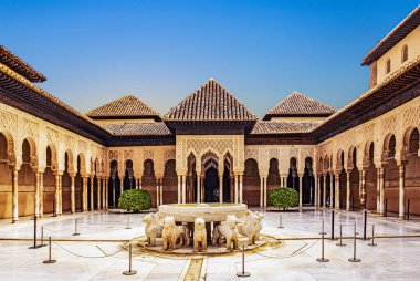 Güneşli bir günde Alhambra 'nın sütunları ve kulesi. Bu bir Nasrid.