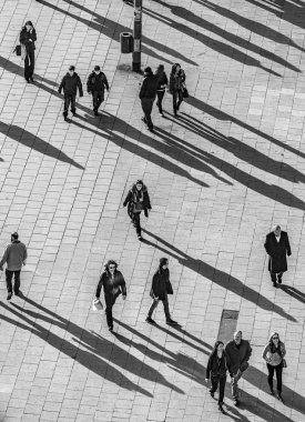 insanlar uzun gölgeler ile Street yürüyüş 