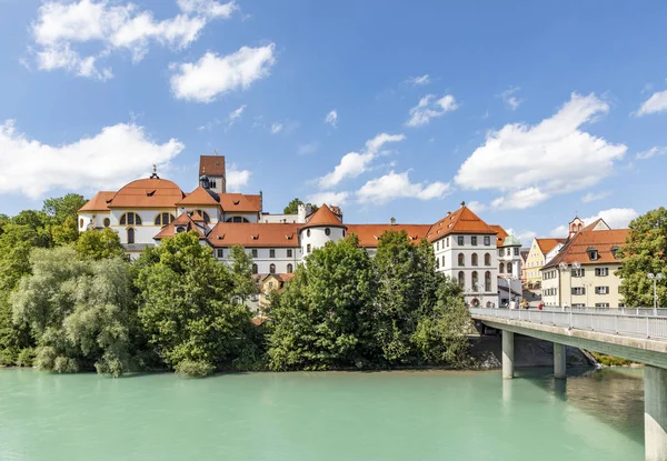 Magas palota és a Szent Mang kolostor Fuessen a Lech folyón, G — Stock Fotó