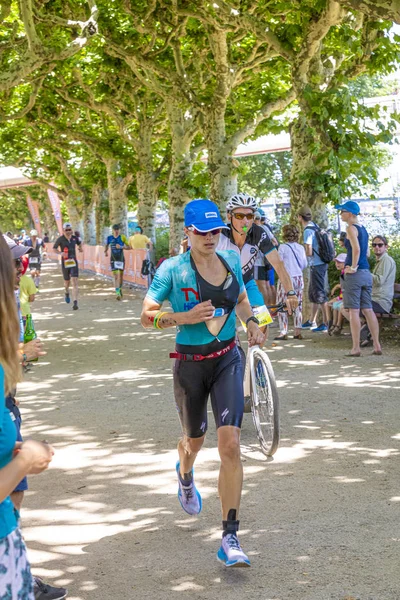 Female athlete Sarah True at the  shaded path  at   frankfurt ir — Stock Photo, Image