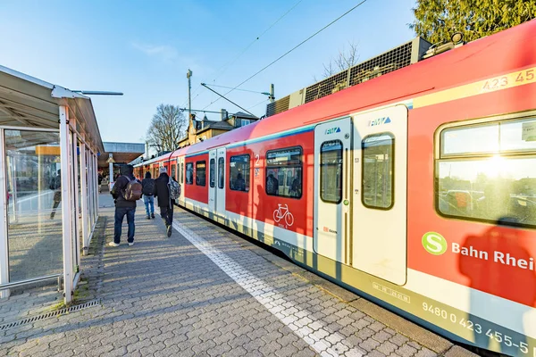 Gente esperando afuera en la plataforma trai del S-Bahn, el — Foto de Stock