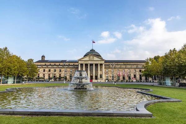 Widok na Kurhaus w Wiesbaden, Niemcy — Zdjęcie stockowe