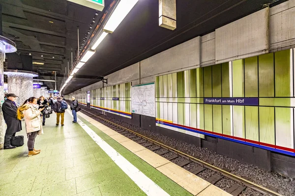 Οι άνθρωποι περιμένουν μέσα στο σταθμό Hauptbahnhof (κεντρικός σταθμός), t — Φωτογραφία Αρχείου