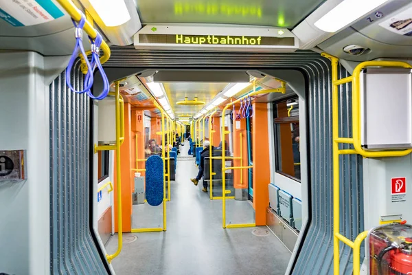 Inne i S-Bahn, kollektivtrafiksystemet i Frankfurt — Stockfoto