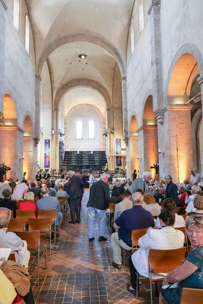 Ludzie słuchają koncertu otwierającego Rheingau misic festi — Zdjęcie stockowe