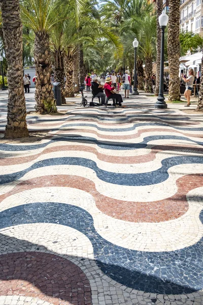 Hermoso callejón con palmeras - Explanada de Espana. Alicante . —  Fotos de Stock