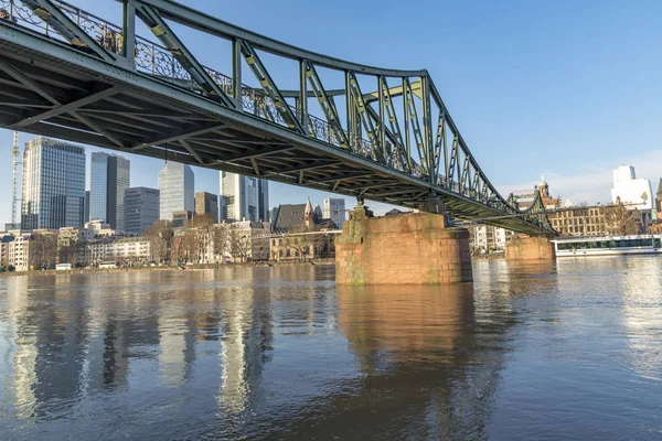 Panoramatický výhled na Frankfurt nad Mohanem, s pěším mostem Eise — Stock fotografie