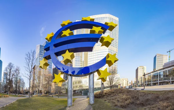 Il simbolo dell'euro si trova di fronte alla vecchia banca centrale europea — Foto Stock