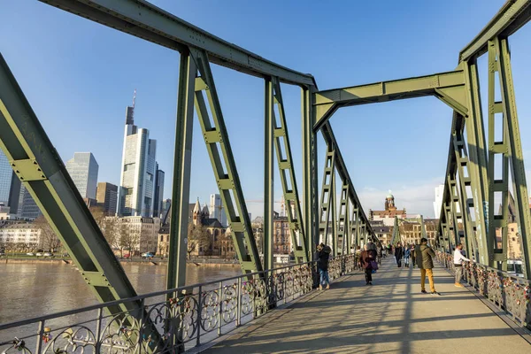 Panoramiczny widok na Frankfurt nad Menem, z mostem dla pieszych Eise — Zdjęcie stockowe