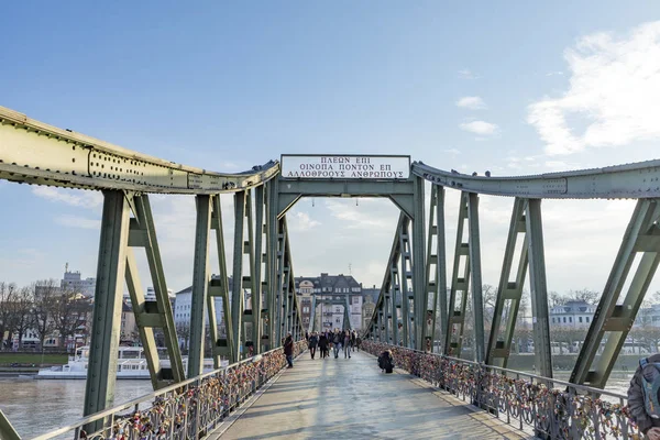 Vista panorámica de Fráncfort del Meno, con puente peatonal Eise —  Fotos de Stock