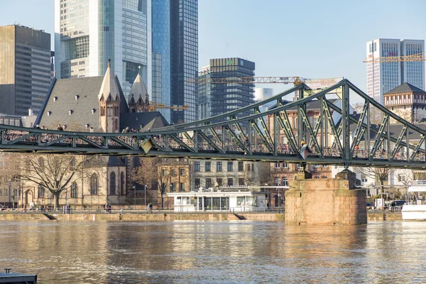 Vista panorâmica de Frankfurt am Main, com ponte pedonal Eise — Fotografia de Stock