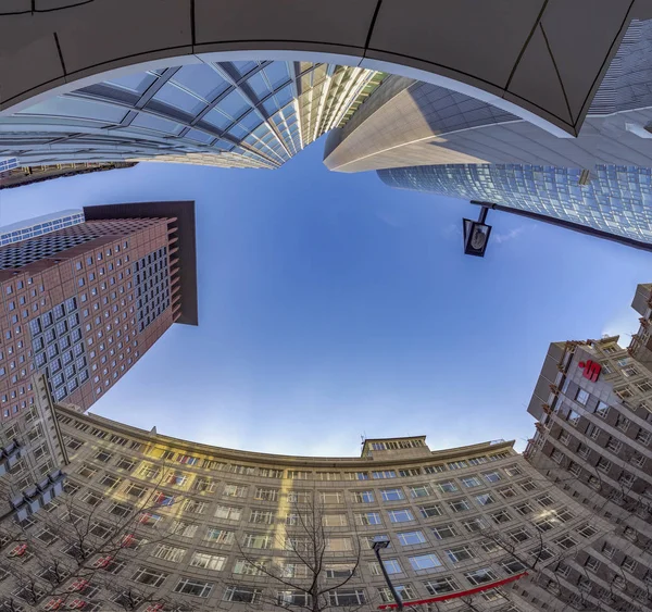 Fischaugenperspektive eines Wolkenkratzers im Bankenzentrum von Frankfurt — Stockfoto