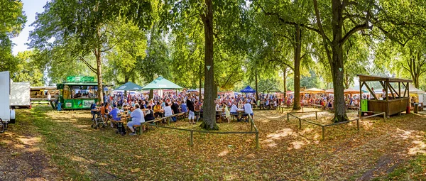 Paus genieten rusten onder de schaduw van bomen bij Alteburger mark — Stockfoto