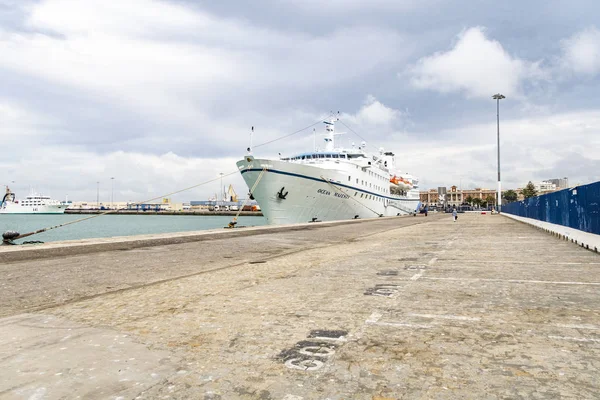 Barco de crucero Ocean Majesty fondea en el muelle de Cádiz, España —  Fotos de Stock