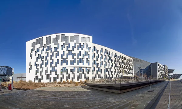 Toller blick auf moderne gebäude des campus der wiener universen — Stockfoto