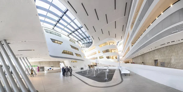 Superbe vue à l'intérieur des bâtiments modernes du campus de The Vienna U — Photo