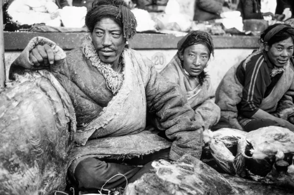 Les habitants des collines se rencontrent dans la vieille partie près de la Jokha — Photo