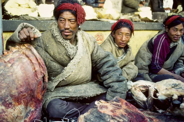Miejscowi ludzie ze wzgórz spotykają się w starej części w pobliżu Jokha — Zdjęcie stockowe