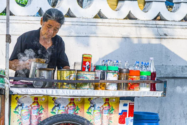 Mulher vende chá e comida na rua em Bangkok. A maioria das pessoas — Fotografia de Stock