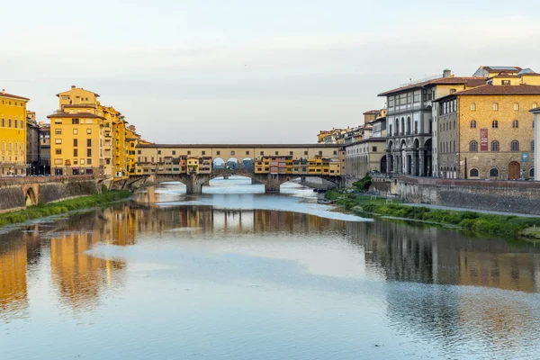 Исторический Ponte Veccio во Флоренции на реке Арно — стоковое фото