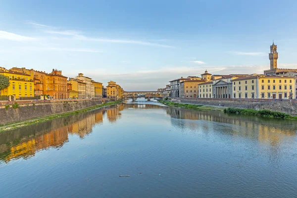 Исторический Ponte Veccio во Флоренции на реке Арно — стоковое фото