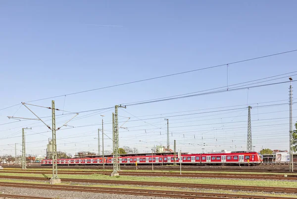 Железнодорожные пути с действующим поездом S-Bahn в направлении Франкфу — стоковое фото