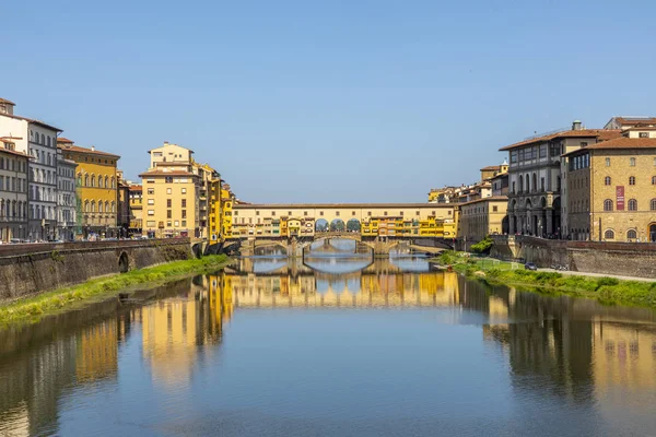 Historische Ponte Veccio in Florence aan de rivier de Arno — Stockfoto