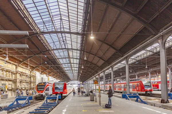 La gente se apresura al tren en la histórica estadística clasicista del tren —  Fotos de Stock