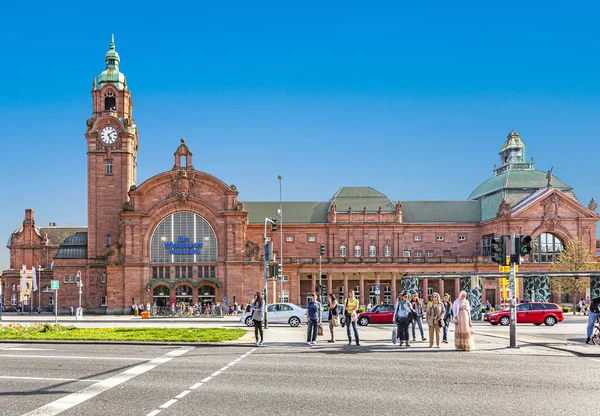 Słynny klasyczny stary dworzec kolejowy w Wiesbaden z ludźmi — Zdjęcie stockowe