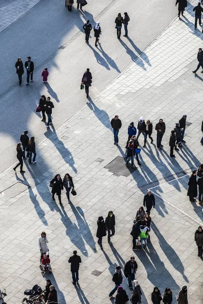 People walking at the street with long shadows — Stock Photo, Image