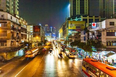 Geceleri ana cadde sukhumvit ile Bangkok ufuk çizgisine bak 