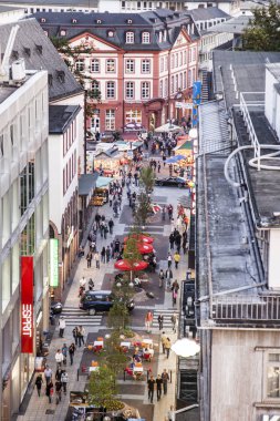 Liebfrauenstrasse ve dar p ile Frankfurt ufuk çizgisine bak