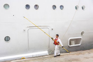 işçi geminin tarafa yenilemek
