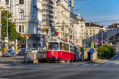 vintage tram to Grinzing in Vienna in motion