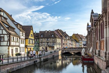 Nehir Lauch pencere kenarında renkli geleneksel Fransız evler içinde