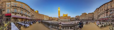 Siena 'daki Palazzo Publico ve Piazza del Campo. Bu tarihi çadır