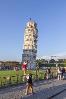 insanlar kule ile Pisa ünlü piazza del miracoli ziyaret