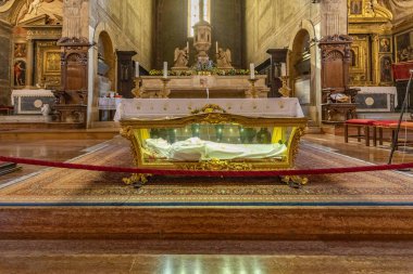 San Maria Assunta Kolej Kilisesi 'nin içinde. 