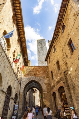 Tipik Tuscan kasabası San Gimign 'de eski bir meydan ve kuleler