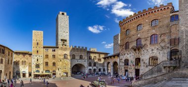 Tipik Tuscan kasabası San Gimign 'de eski bir meydan ve kuleler